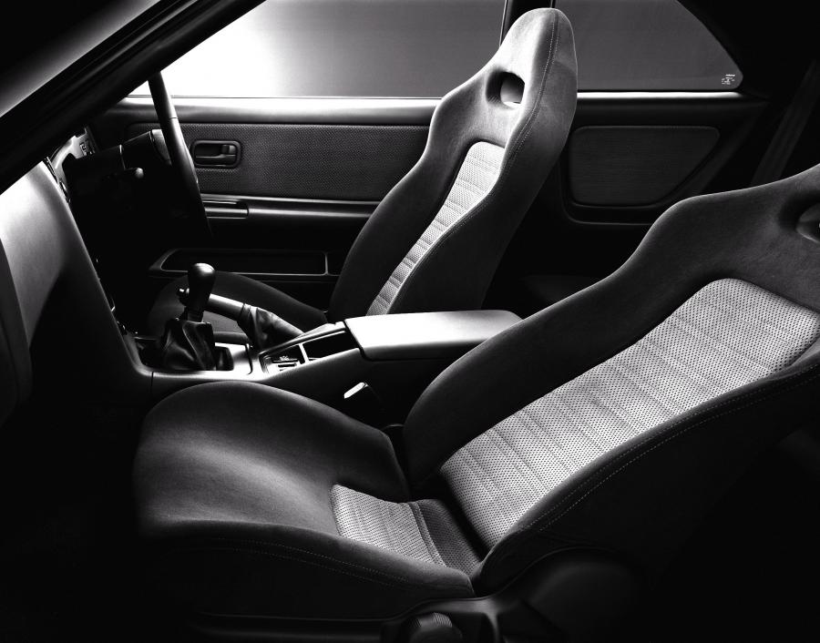 Интерьер Nissan Skyline GT-R V-spec (BCNR33) 1995 года  (фото 8 из 16)